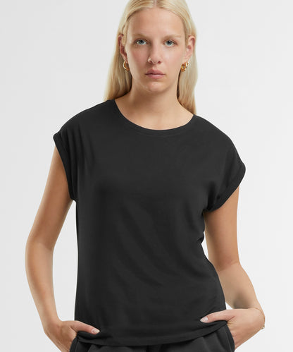 Women’s regular extended shoulder tee
